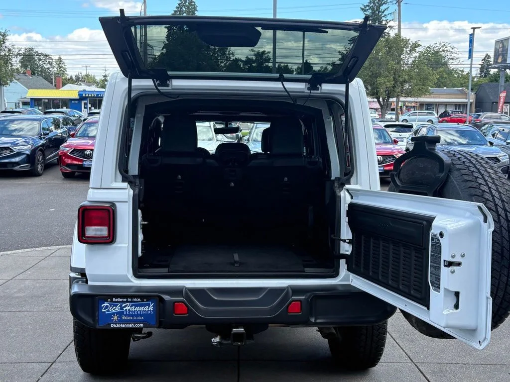 Used 2018 White Jeep Unlimited Sahara image 9