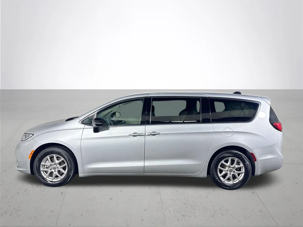 Used 2024 Silver Chrysler Touring L image 9