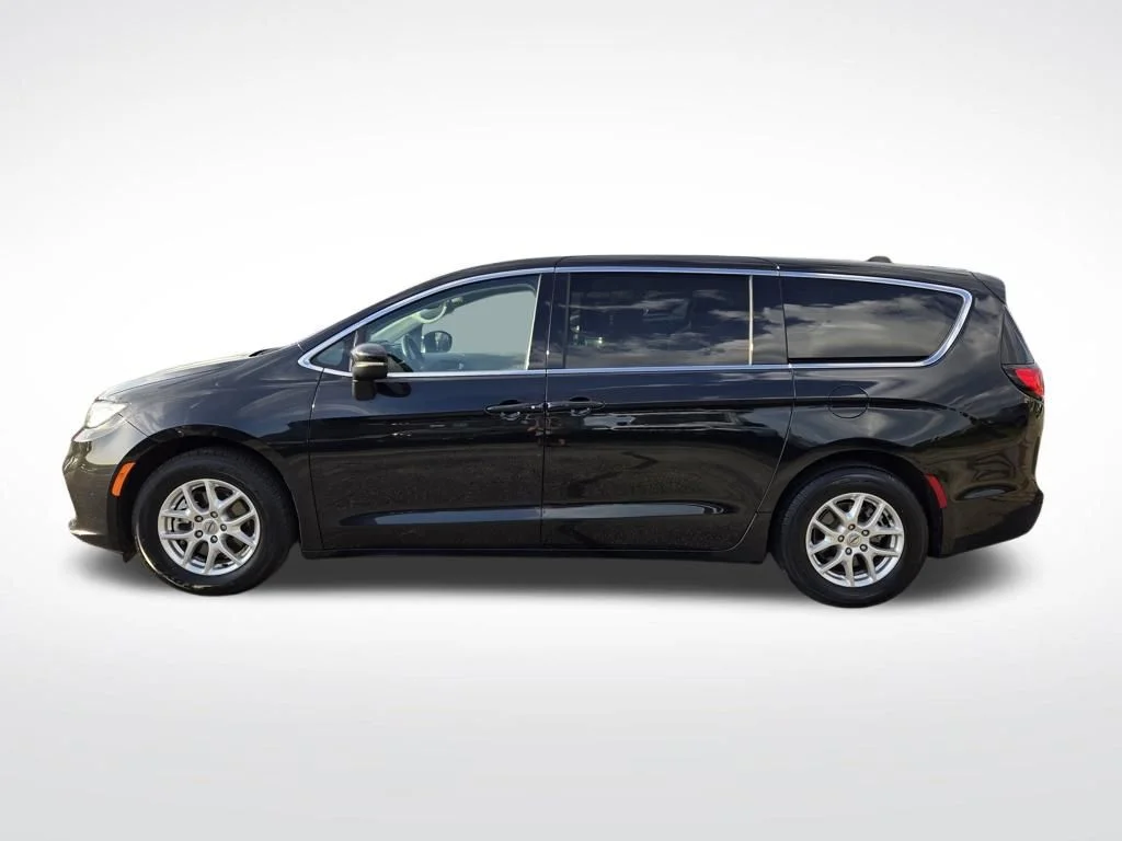 Used 2023 Black Chrysler Touring L image 6