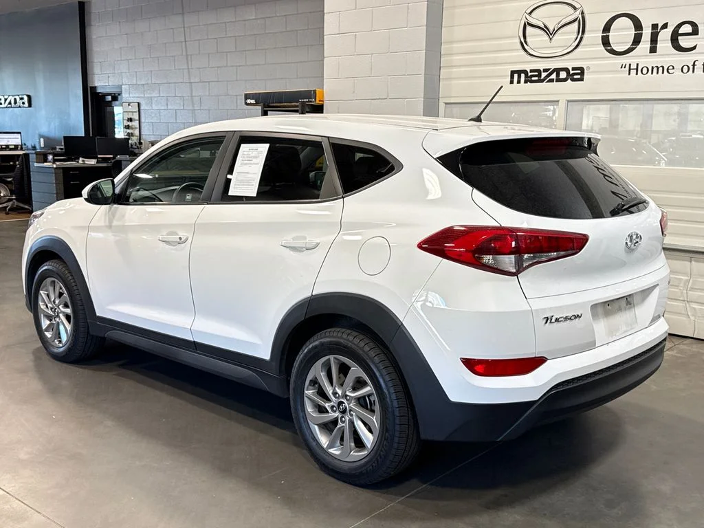 Used 2018 White Hyundai SE image 21