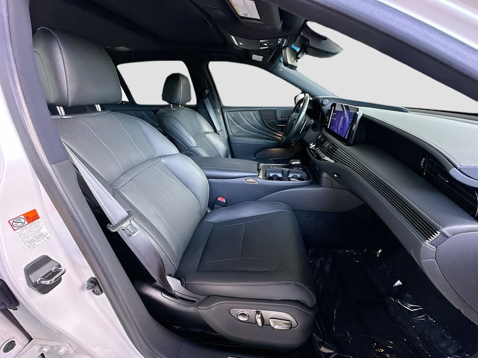 Used 2023 White Lexus 500 Base image 27