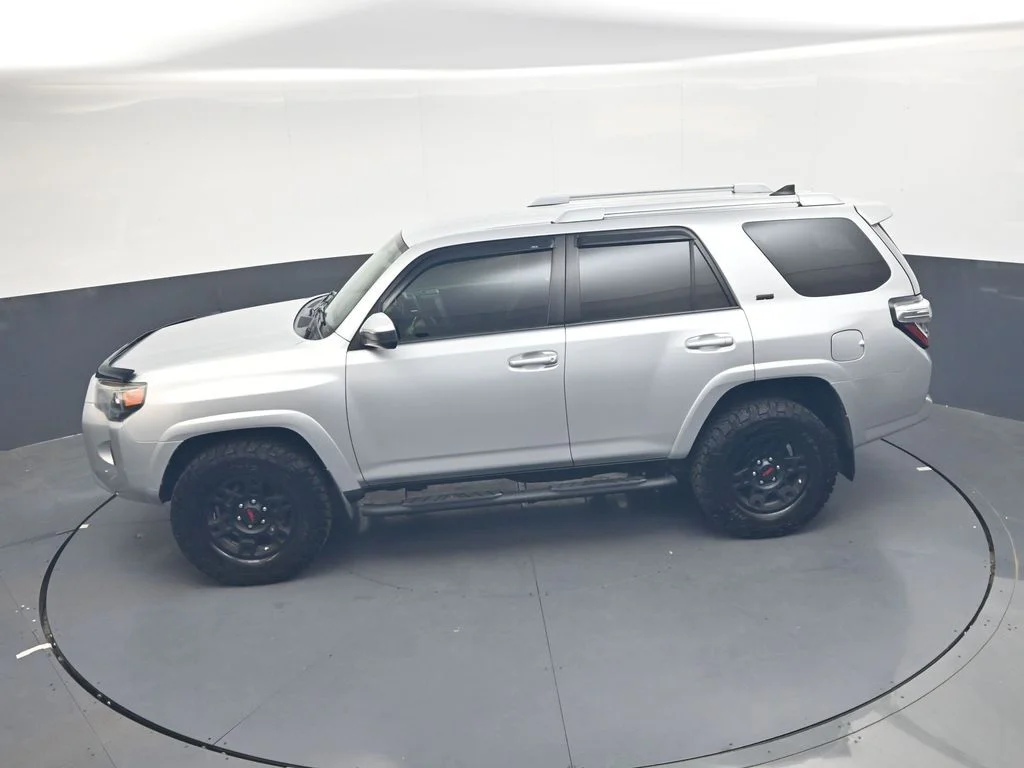 Used 2017 Classic Silver Metallic Toyota SR5 image 19