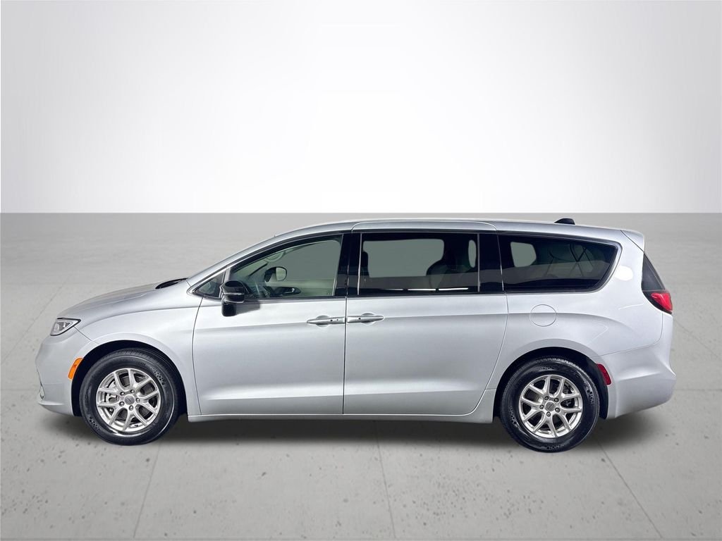 Used 2024 Silver Chrysler Touring L image 9