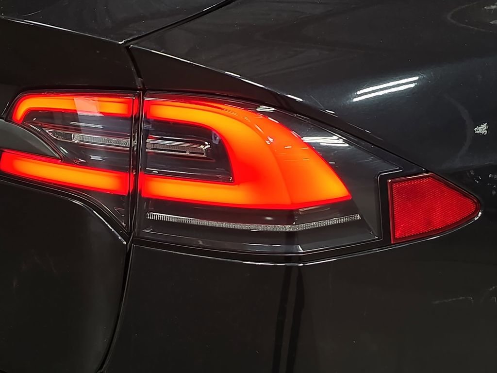 Used 2018  Tesla 75D image 30
