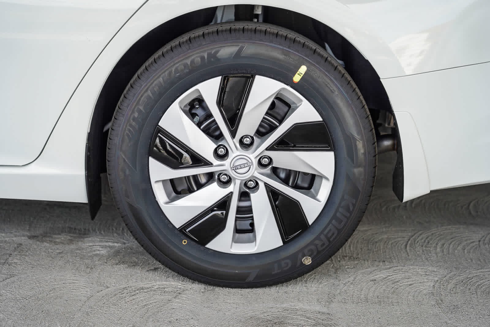 New 2025 Glacier White Nissan S image 10