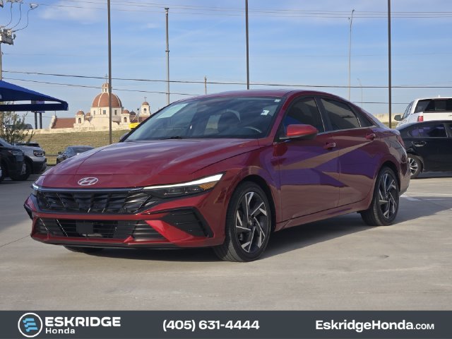 Used 2025 Red Hyundai SEL Convenience image 3