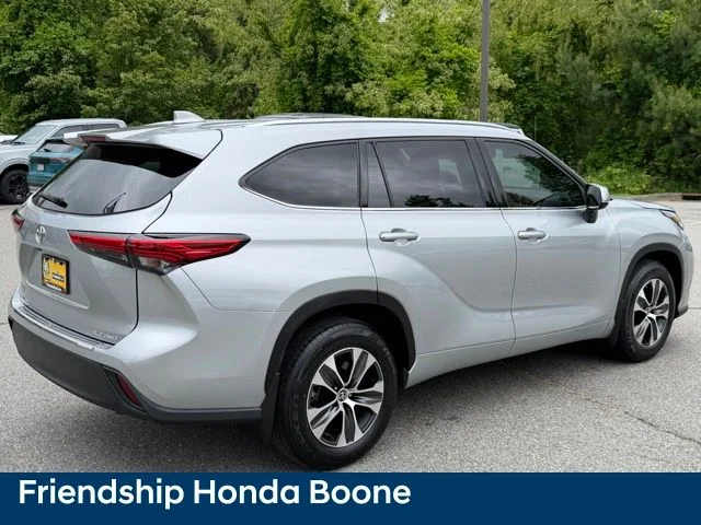 Used 2020 Silver Toyota XLE image 5