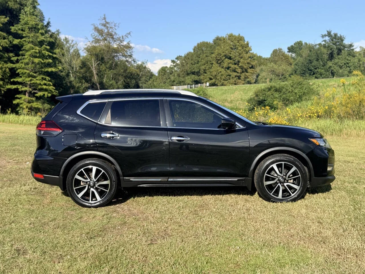 Used 2019 Black Nissan SL 4dr Crossover image 6