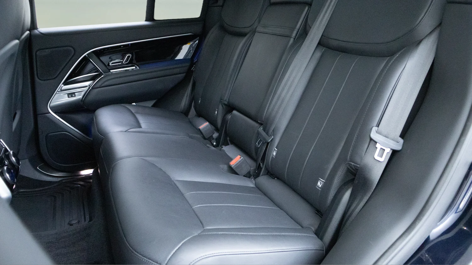 Used 2023 Blue Land Rover SE image 30