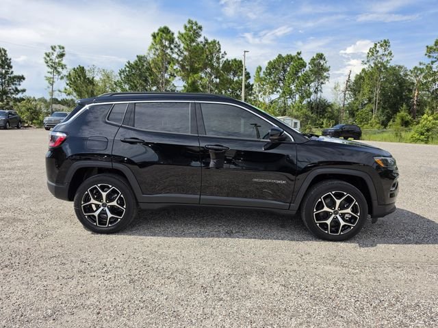 New 2026 Diamond Black Crystal Pearl-Coat Exterior Paint Jeep Limited image 3