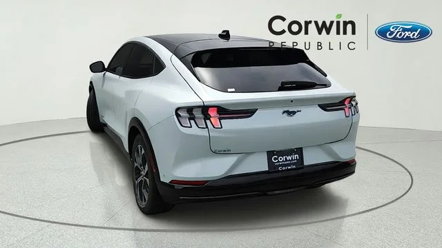 Used 2022 Space White Metallic Ford Premium image 4