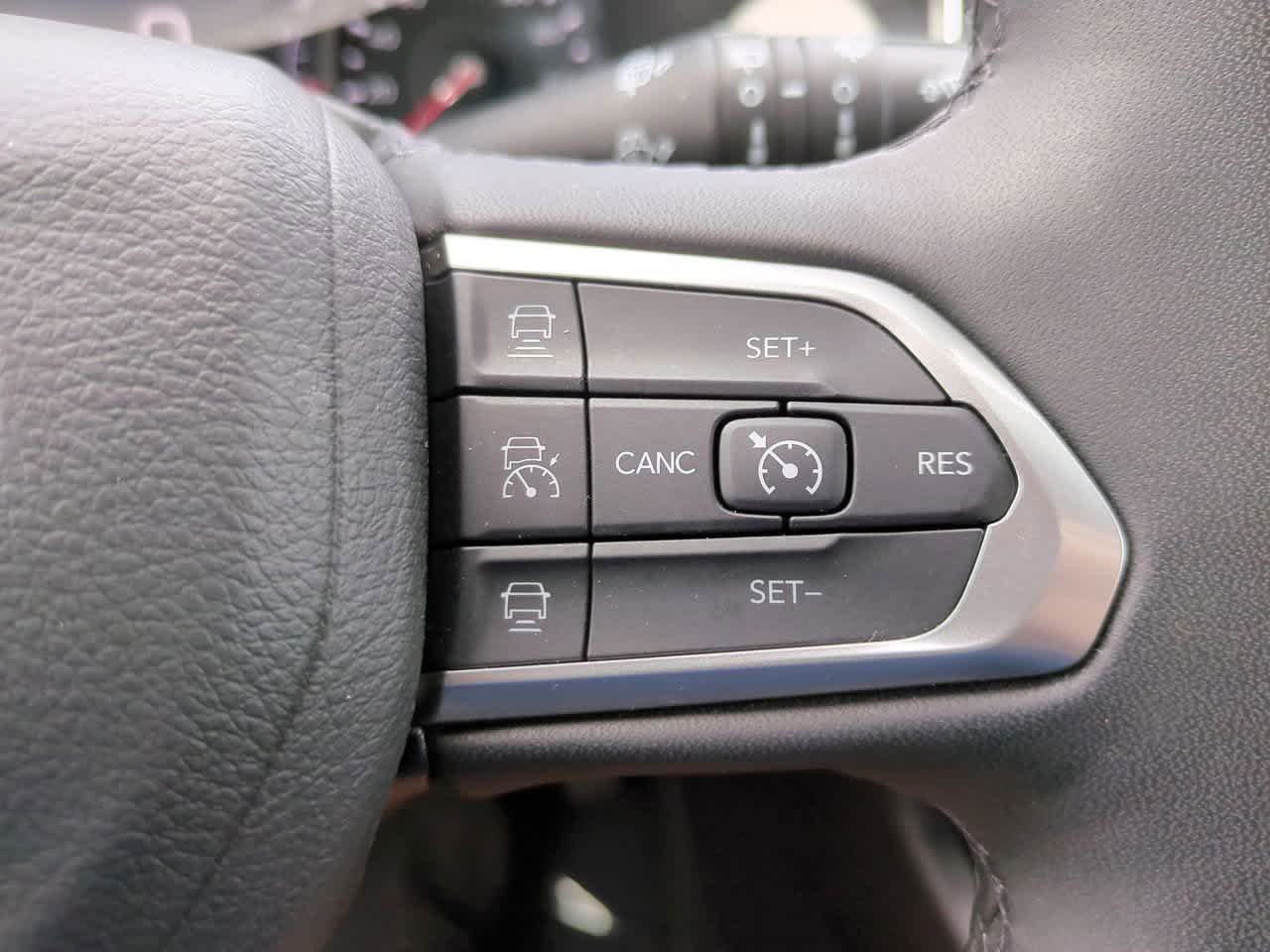 Used 2025 Diamond Black Crystal Pearlcoat Jeep Limited image 23