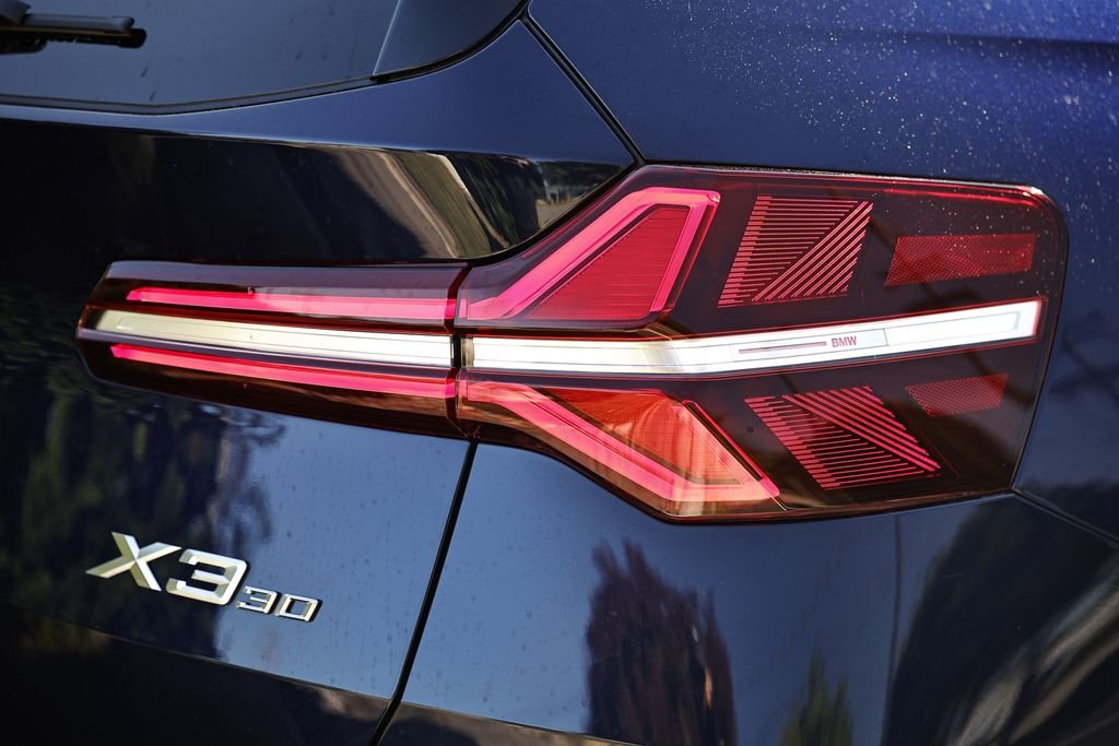 New 2026 Tanzanite Blue II Metallic BMW 30 xDrive image 8