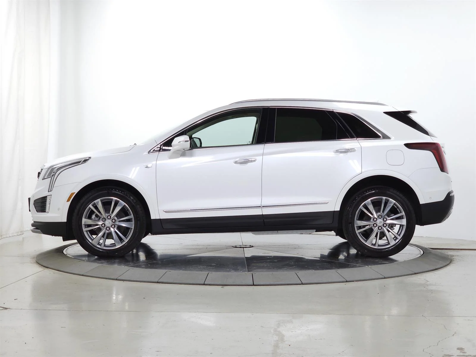 Used 2025 White Cadillac Premium Luxury image 5