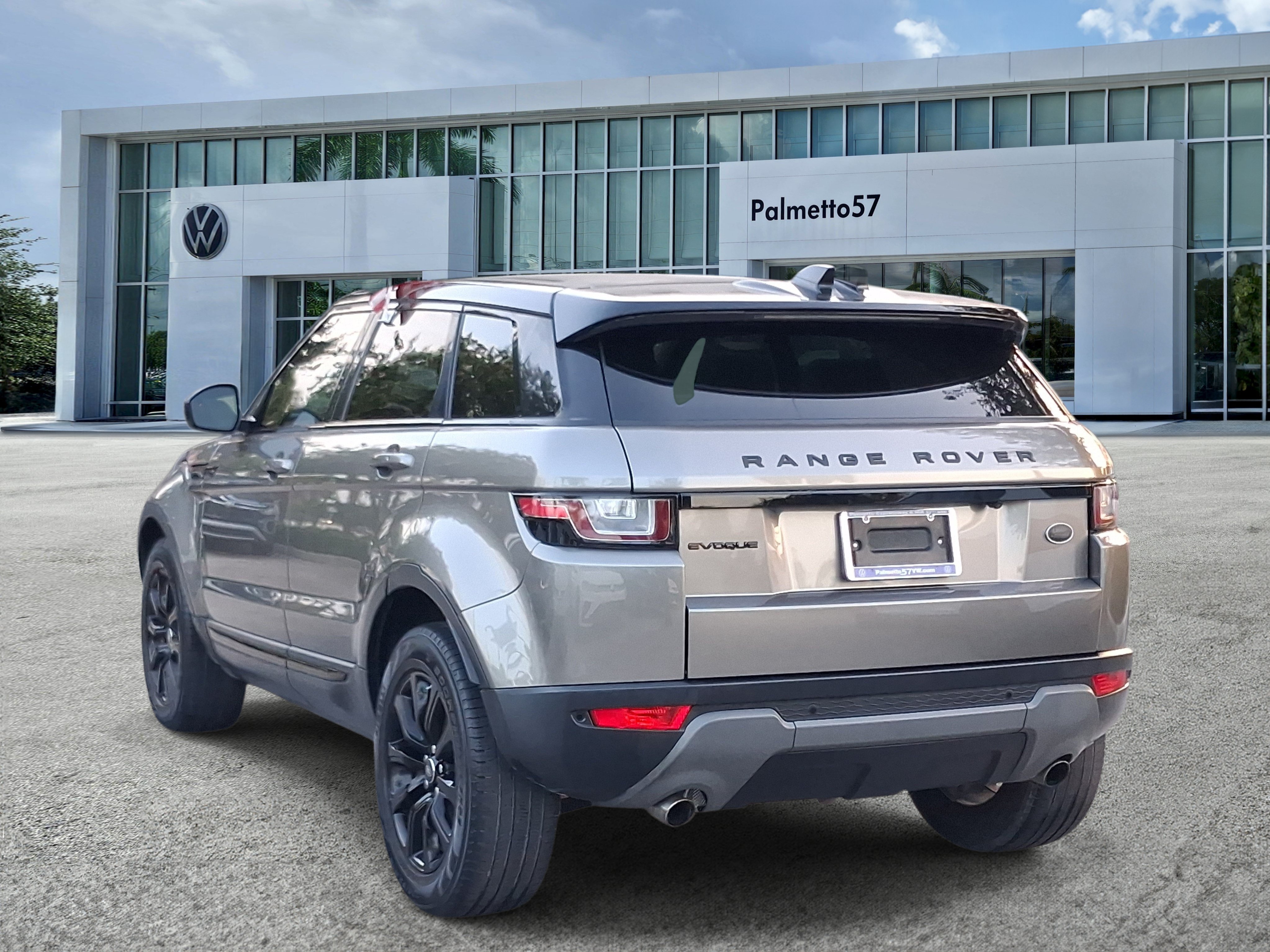 Used 2019  Land Rover SE image 4