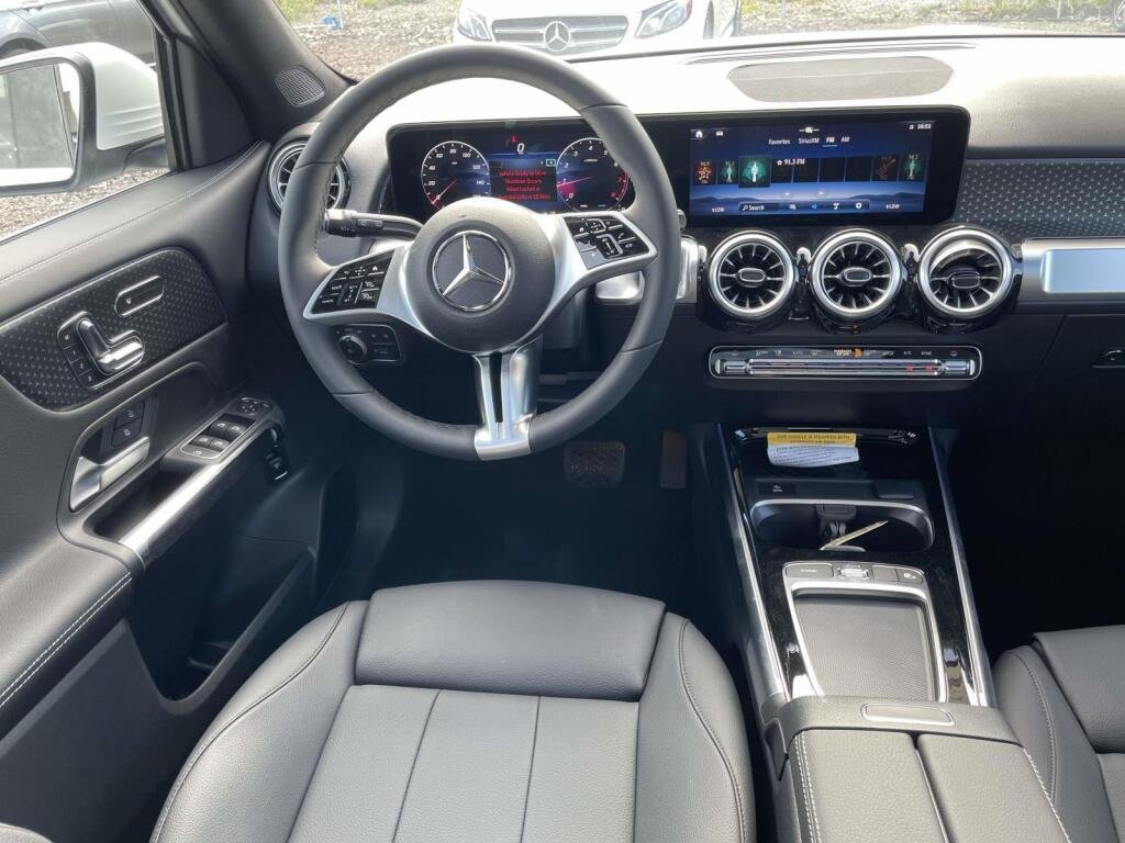 New 2026 Polar White Mercedes-Benz GLB 250 image 2