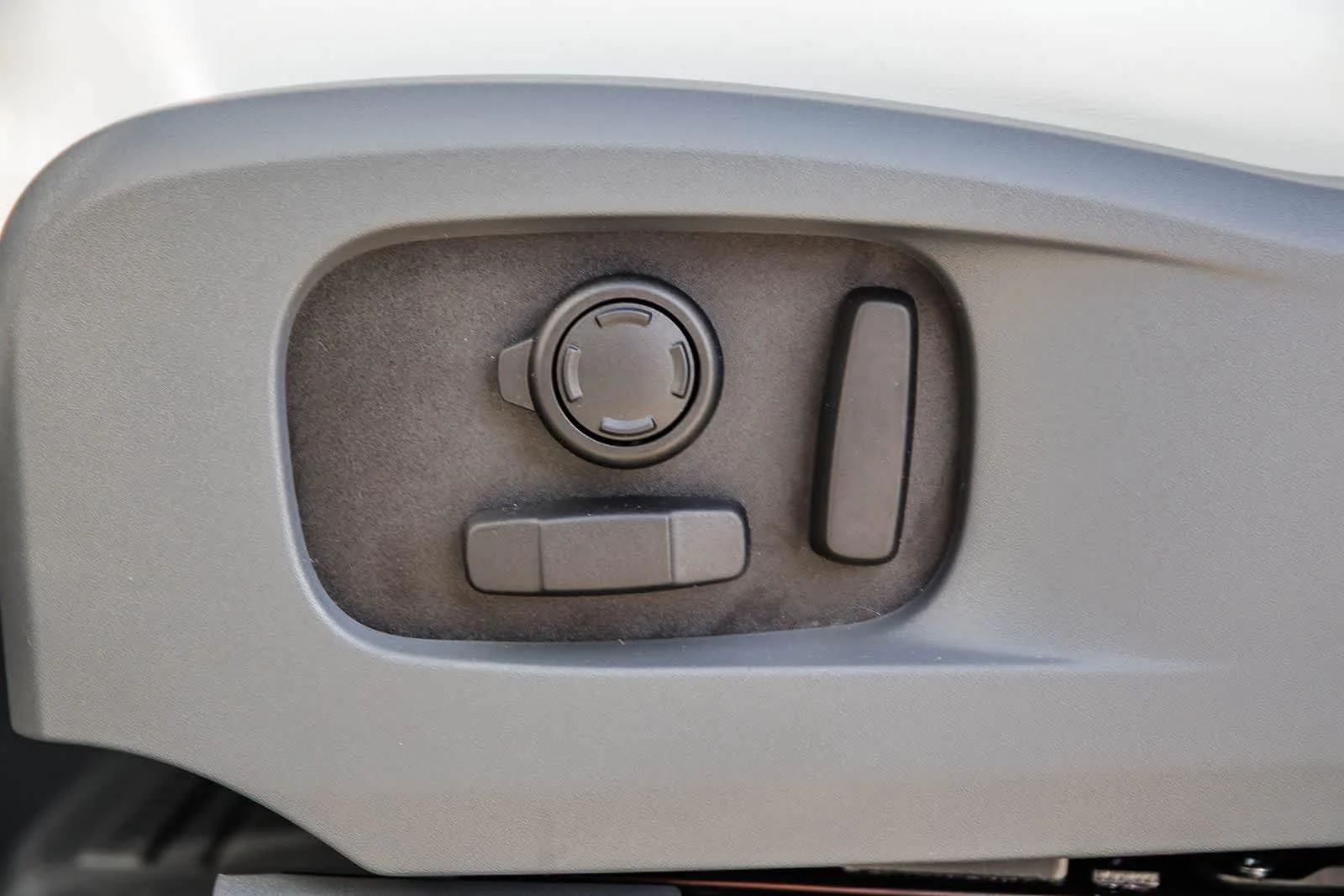 2026 Land Rover Defender X-Dynamic SE - Photo 22