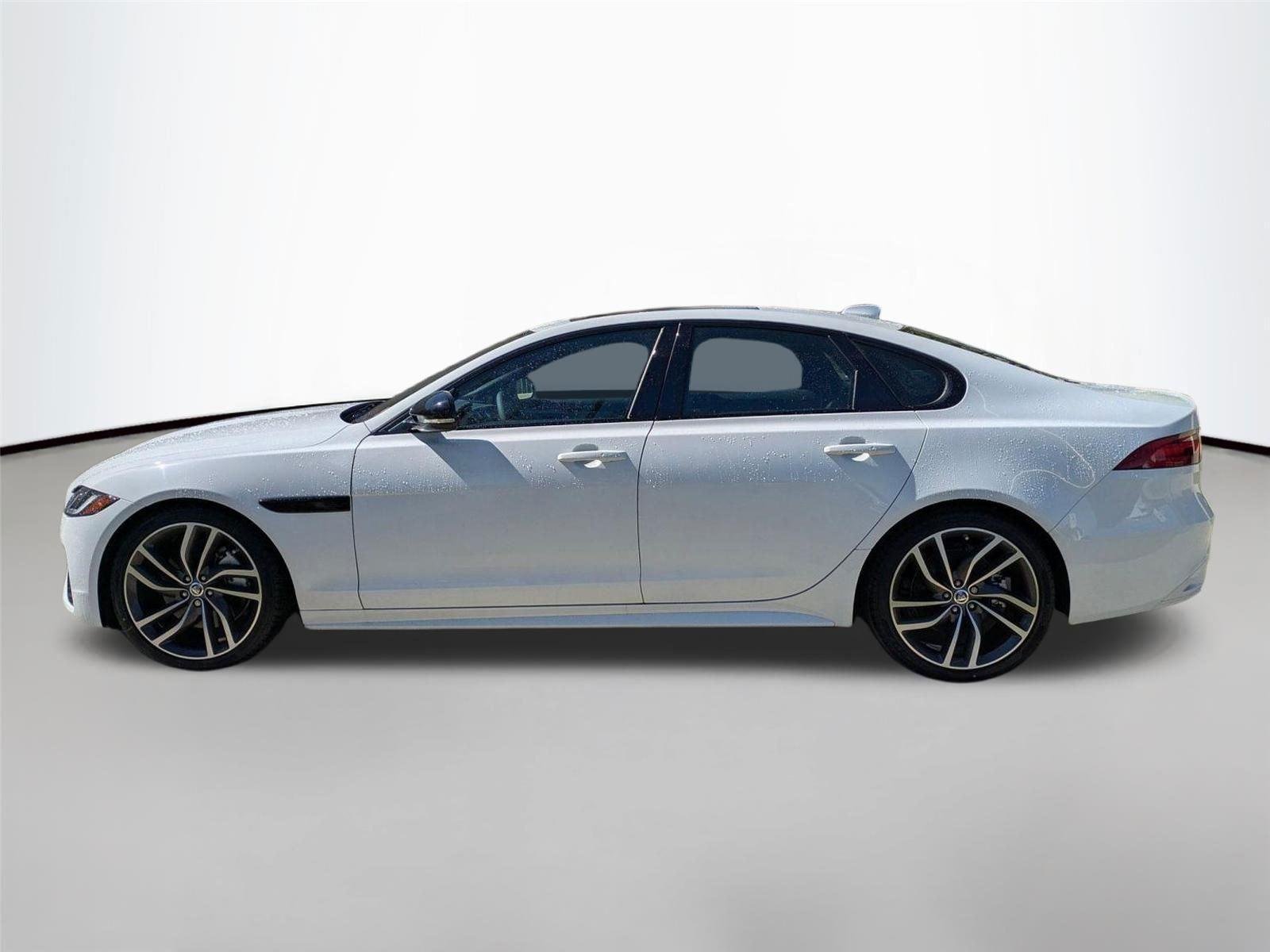 Used 2024 Fuji White Jaguar R-Dynamic SE image 5