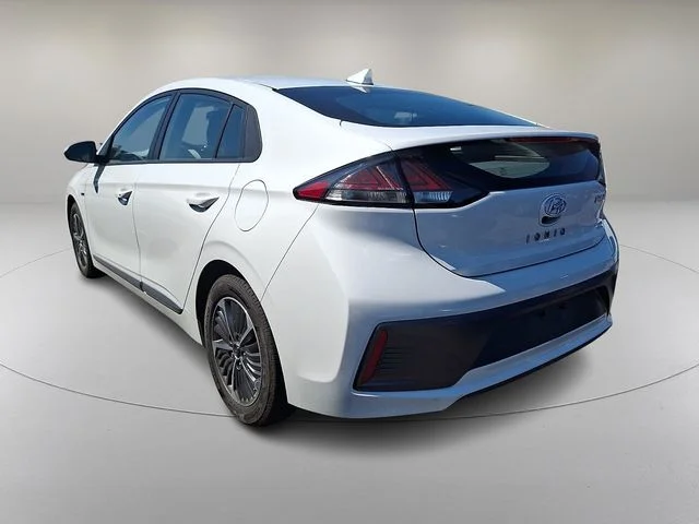 Used 2020 White Hyundai SE image 6