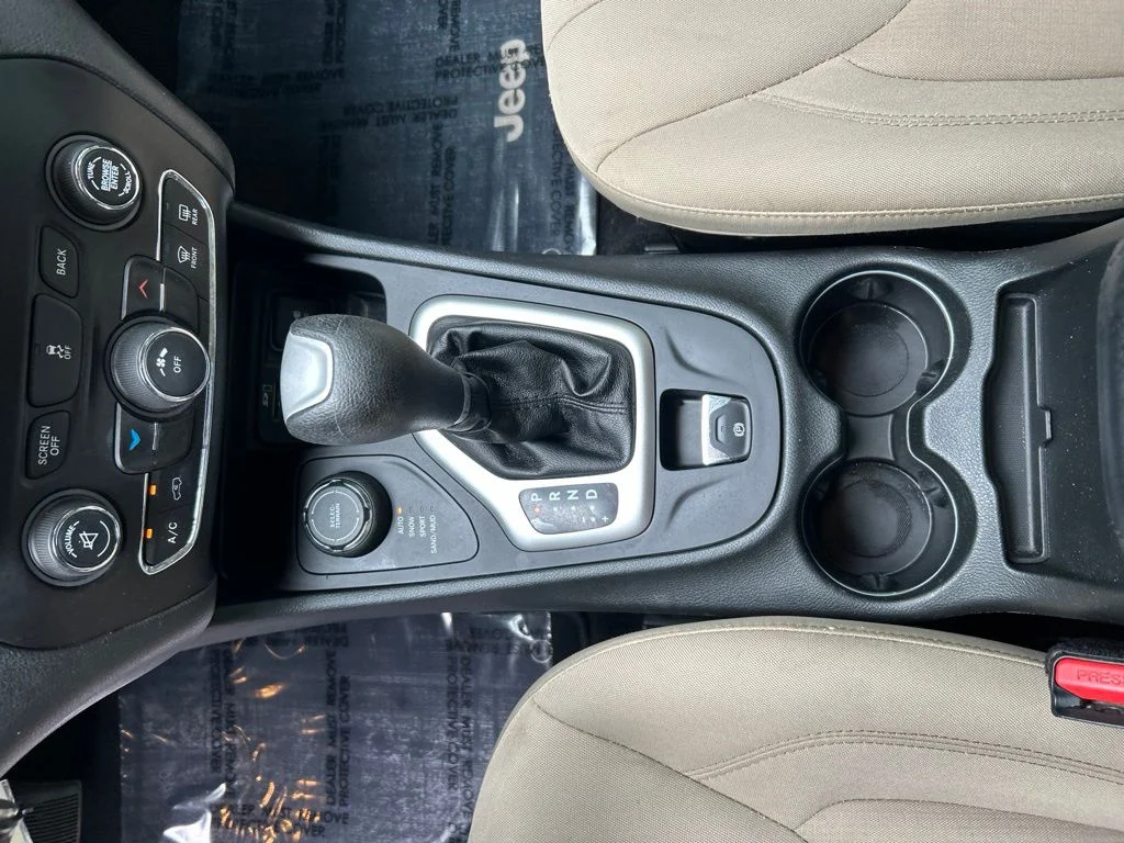 Used 2016 Black Jeep Latitude image 17