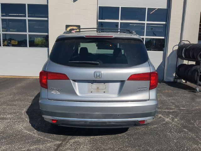 Used 2017 Lunar Silver Metallic Honda Touring image 3