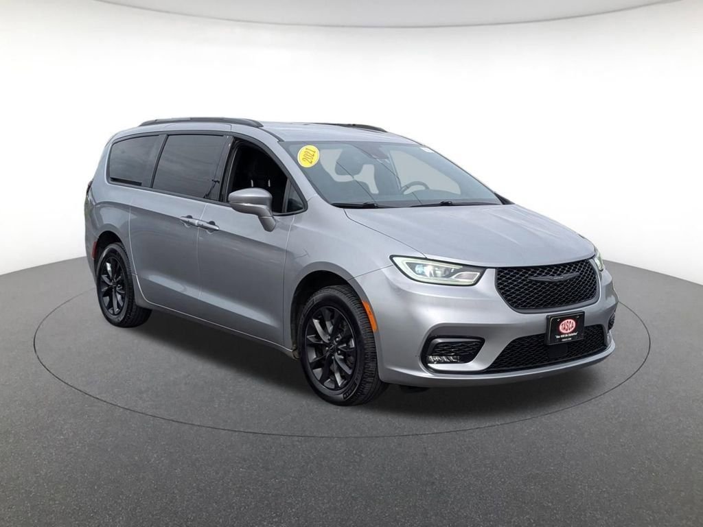 2021 Chrysler Pacifica Touring's photo