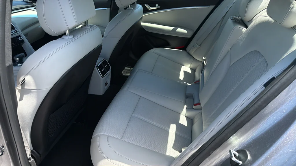 Used 2025 Silver Genesis 2.5T image 19