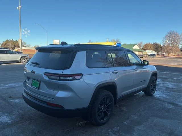 New 2025 Silver Zynith Exterior Paint Jeep Limited image 6