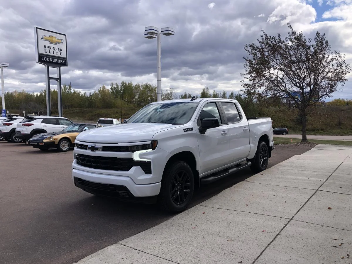 Used 2026 White Chevrolet 4WD Crew Cab 147" RST image 4