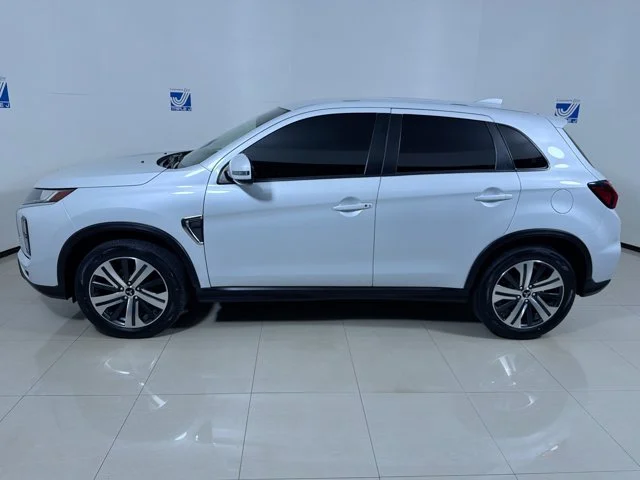 Used 2023 White Mitsubishi SE image 5