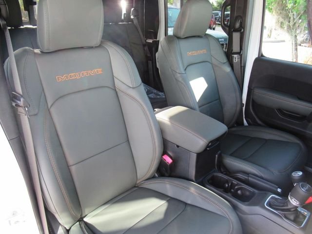 New 2026 Bright White Clear-Coat Exterior Paint Jeep Mojave X image 11