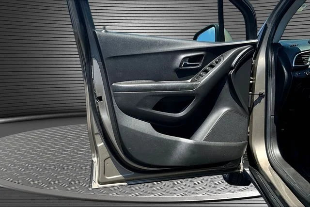 Used 2021 Gray Chevrolet LS image 18