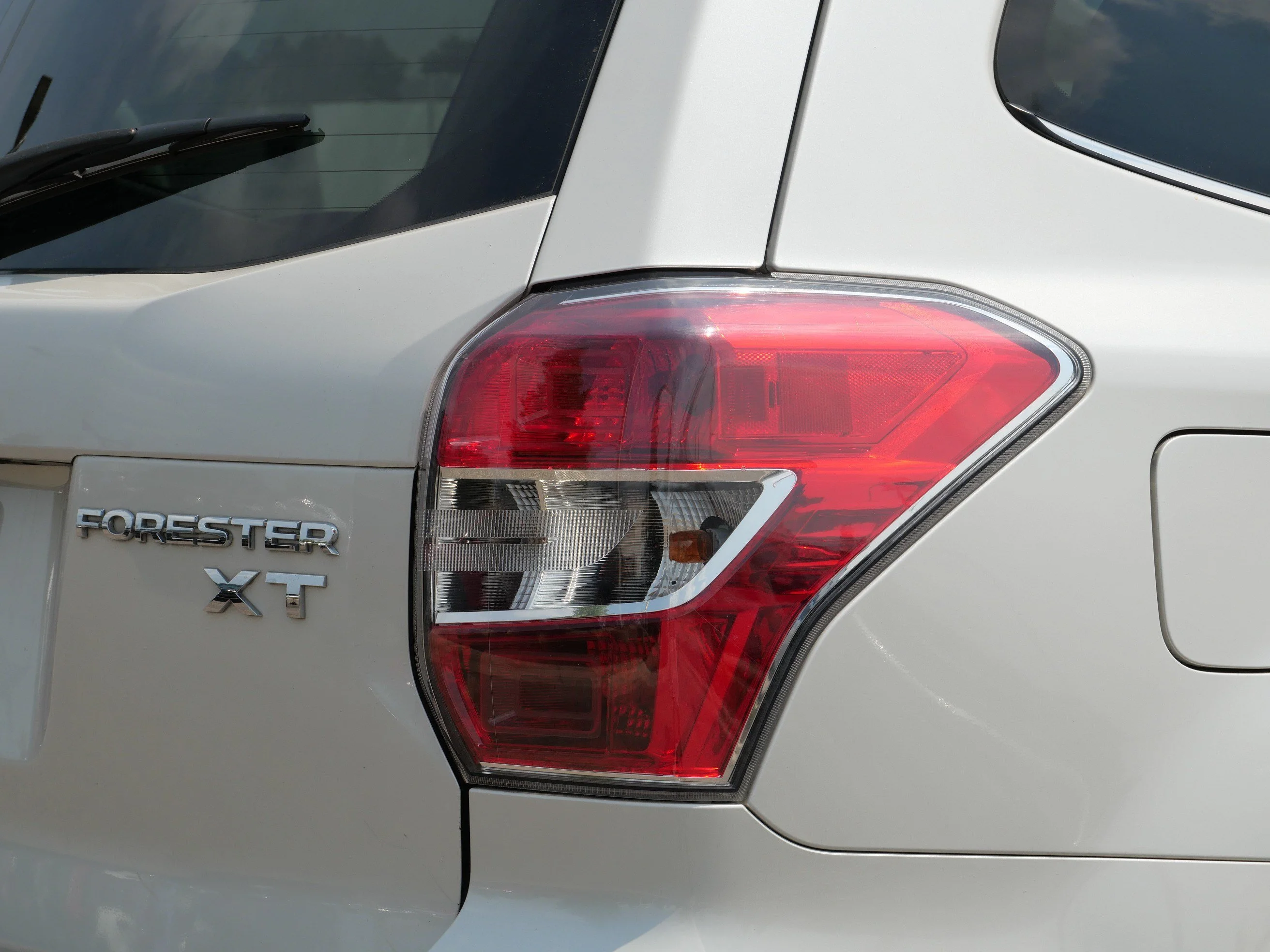 Used 2015 Satin White Pearl Subaru 2.0XT Touring image 17
