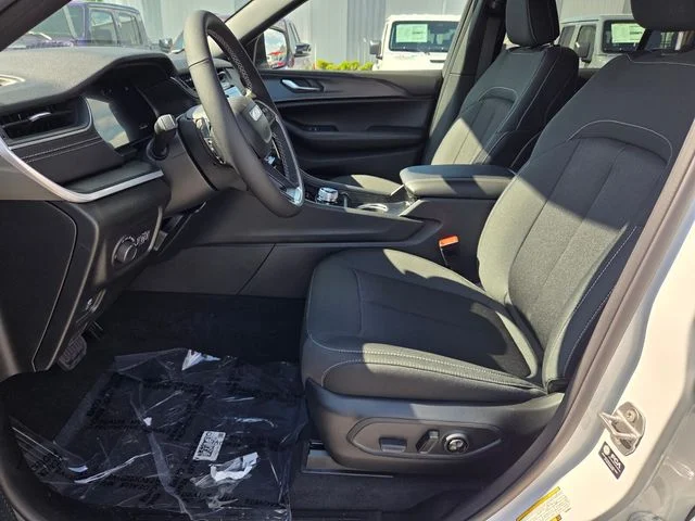 New 2026 Bright White Clear-Coat Exterior Paint Jeep Laredo X image 3