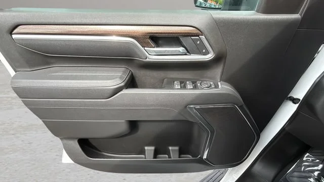 Used 2025 Summit White Chevrolet LT image 17