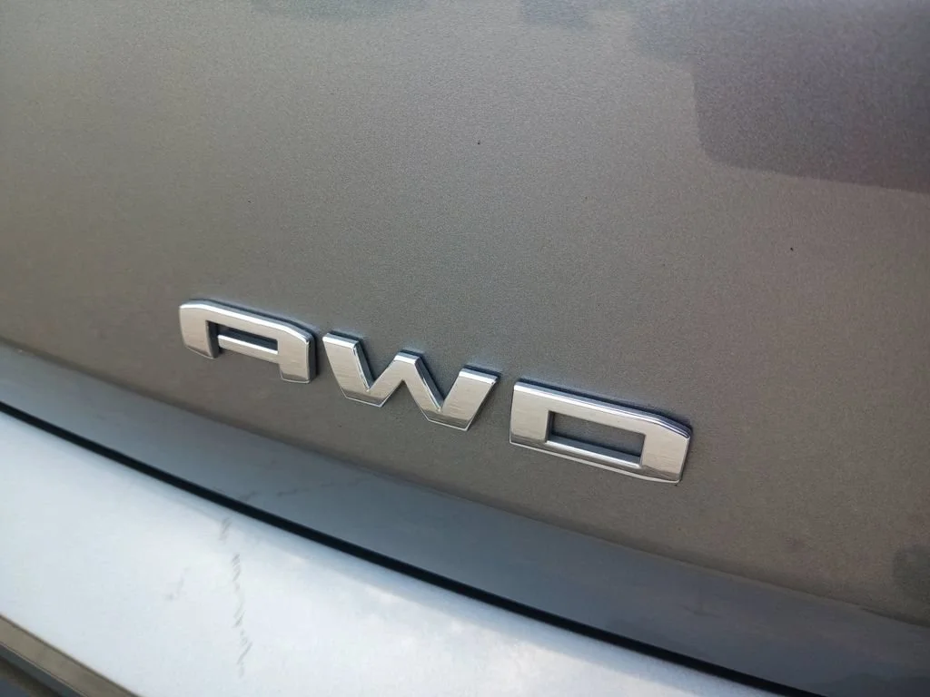 Used 2024 Sterling Metallic GMC SLE image 28