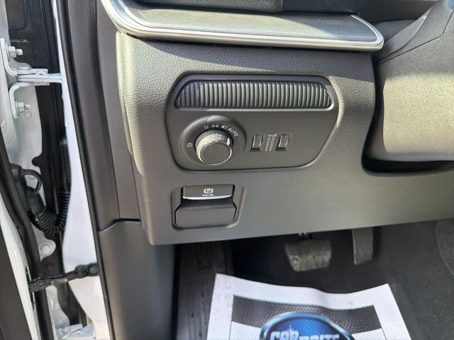 New 2026 Bright White Clear-Coat Exterior Paint Jeep Limited Altitude image 14