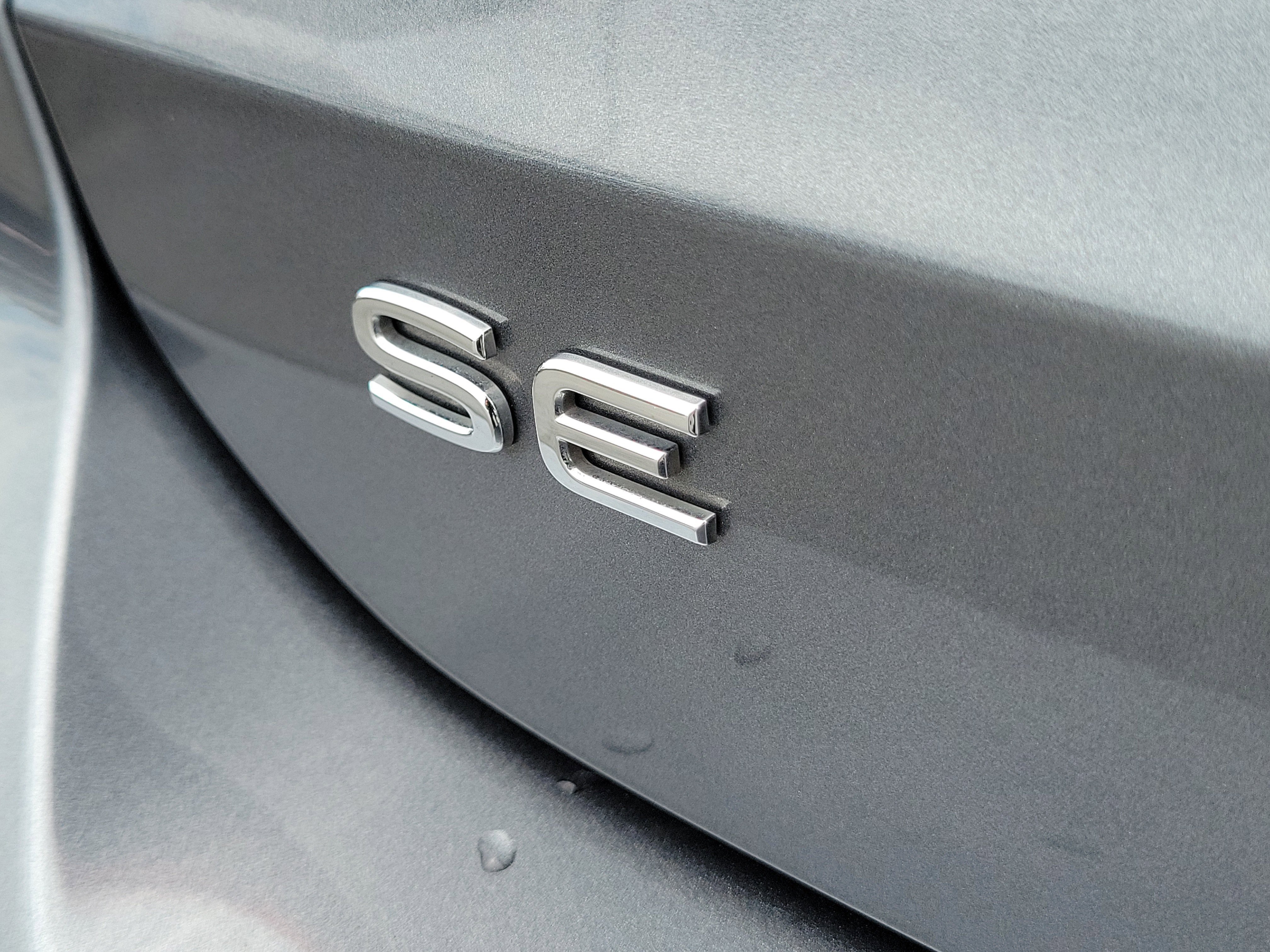 Used 2023 Platinum Gray Metallic Volkswagen SE image 9