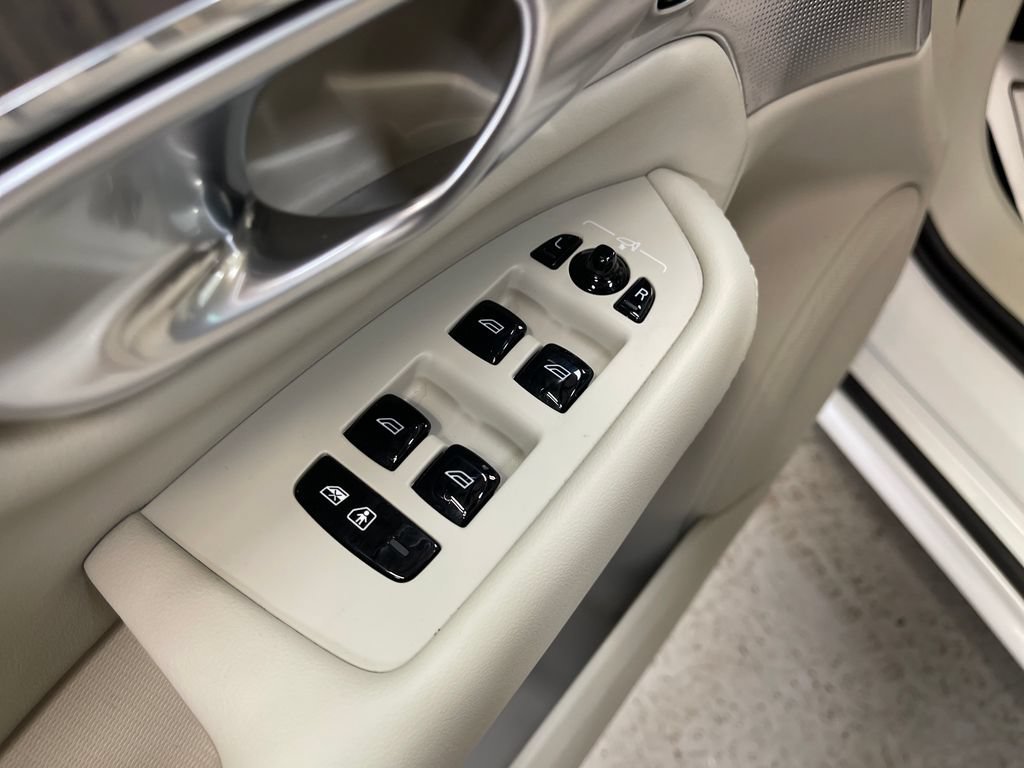 Used 2024 White Volvo Ultimate Bright Theme image 16