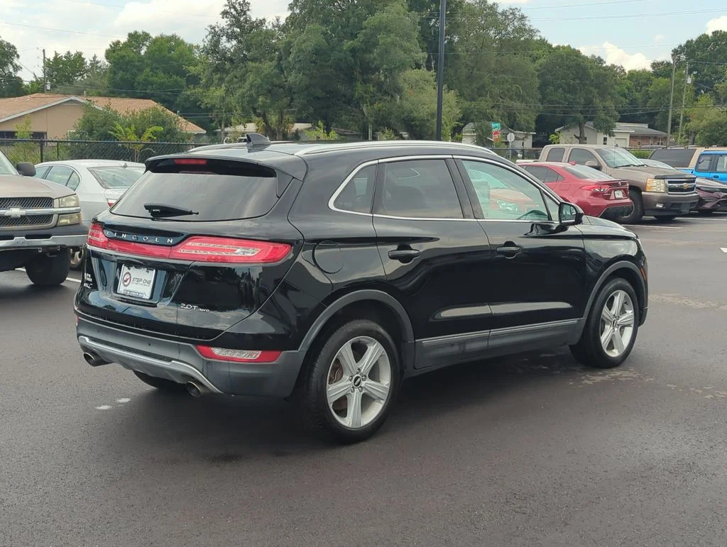 Used 2017 Black Lincoln Premiere image 7