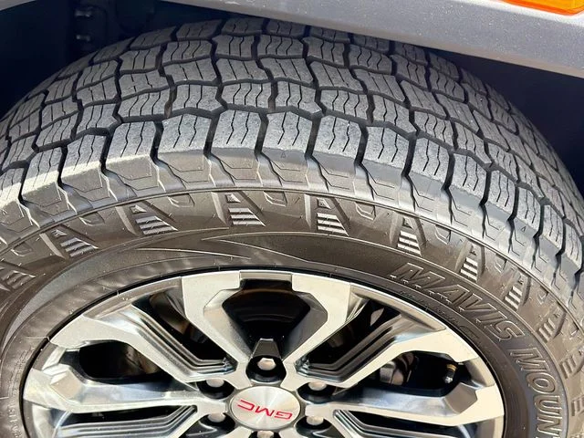 Used 2023 White GMC Denali image 44