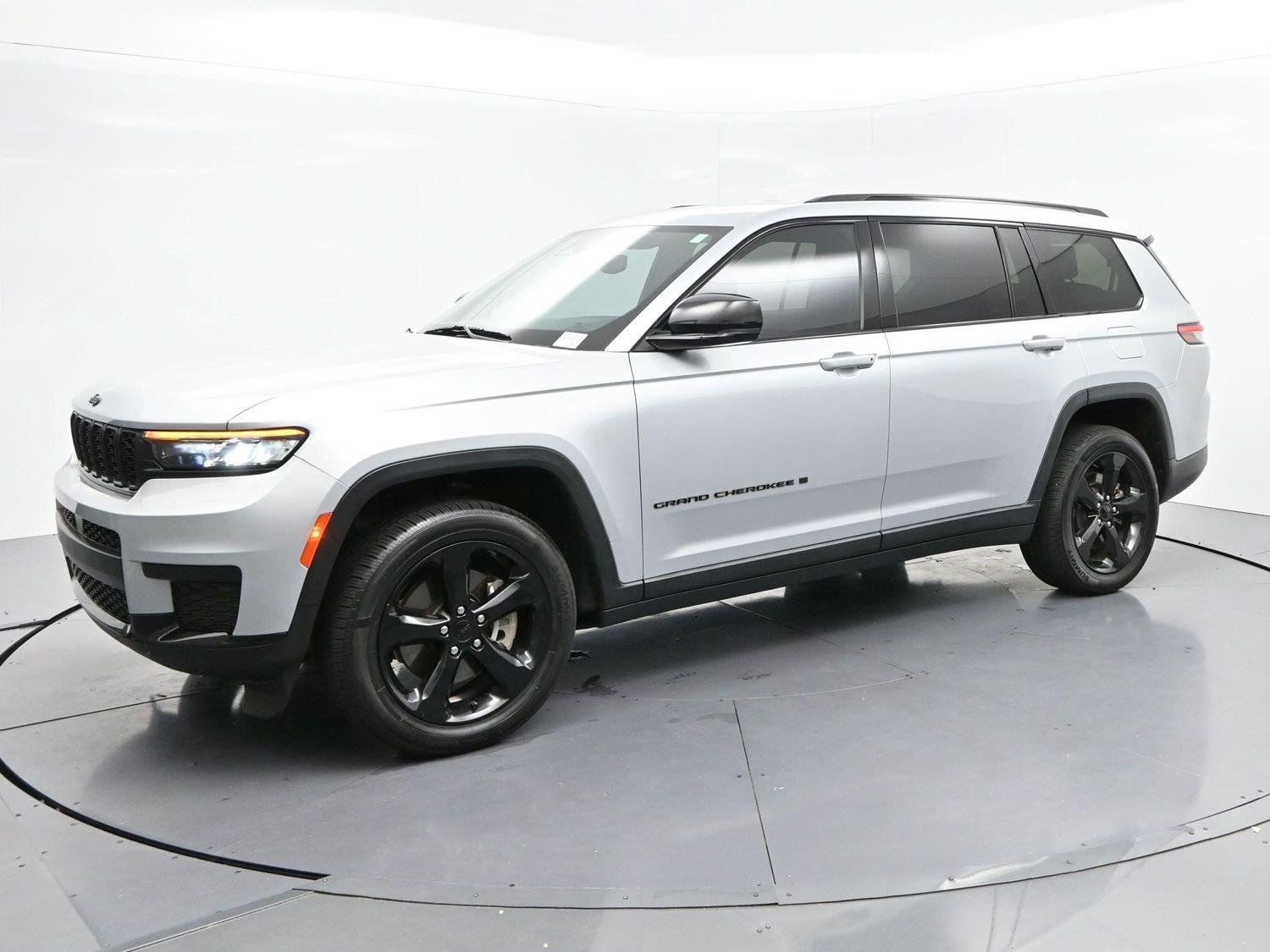 Used 2021 Silver Jeep Altitude image 3