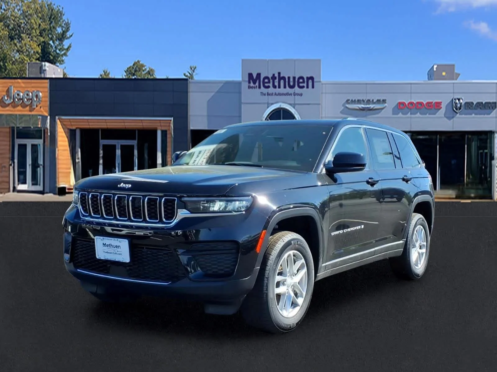 New 2026 Diamond Black Crystal Pearl-Coat Exterior Paint Jeep Laredo X image 3
