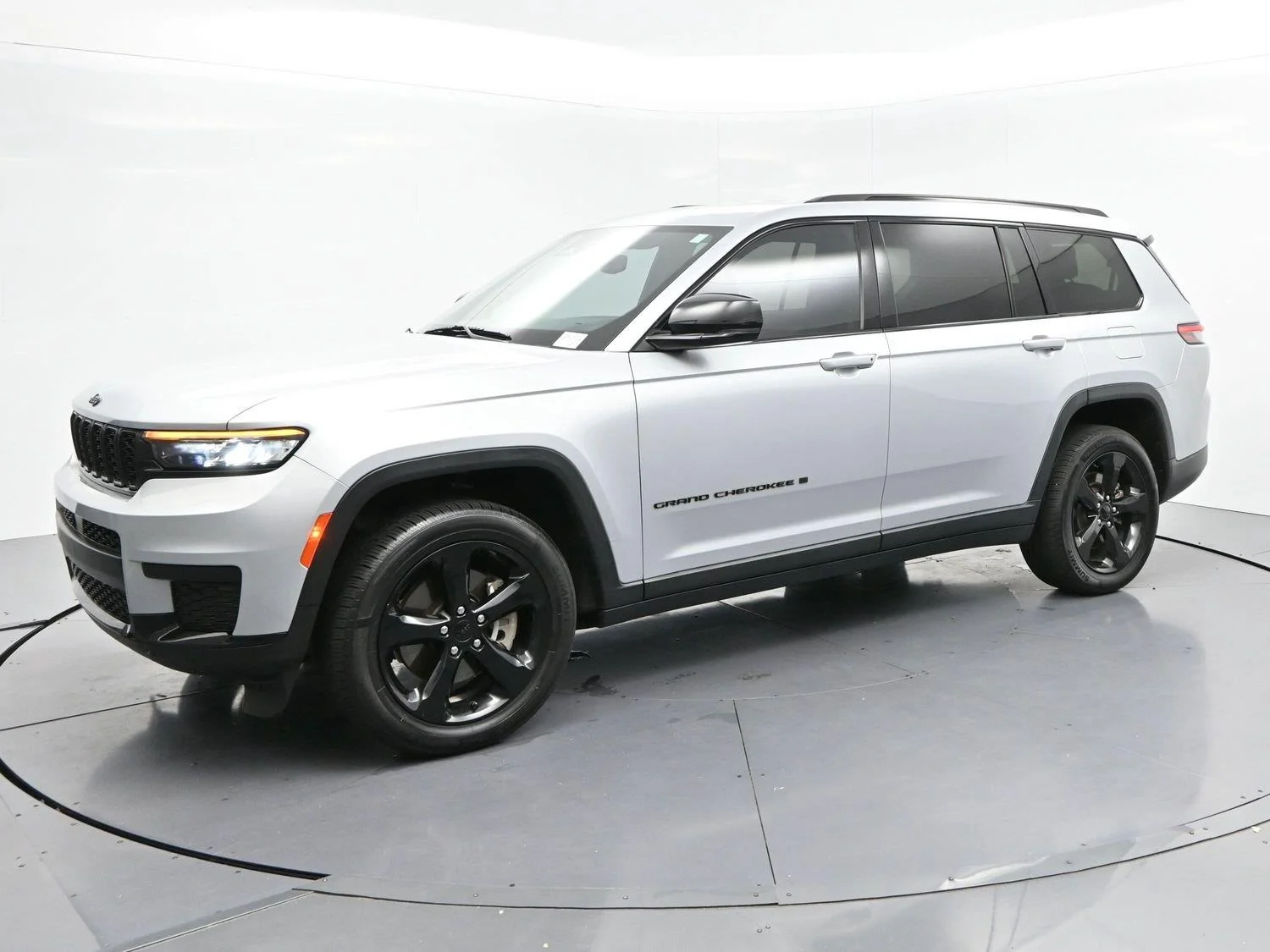 Used 2021 Silver Jeep Altitude image 3