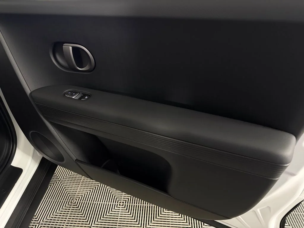 Used 2025 White Hyundai SEL image 34