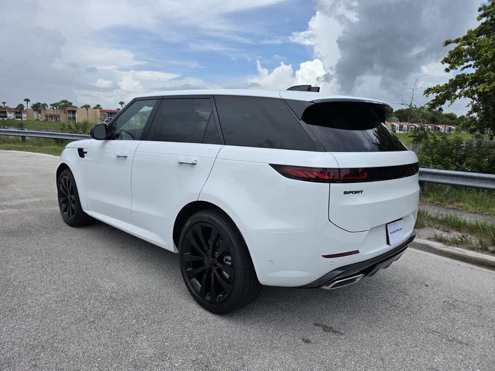New 2026 Fuji White Land Rover P400 Dynamic SE image 2