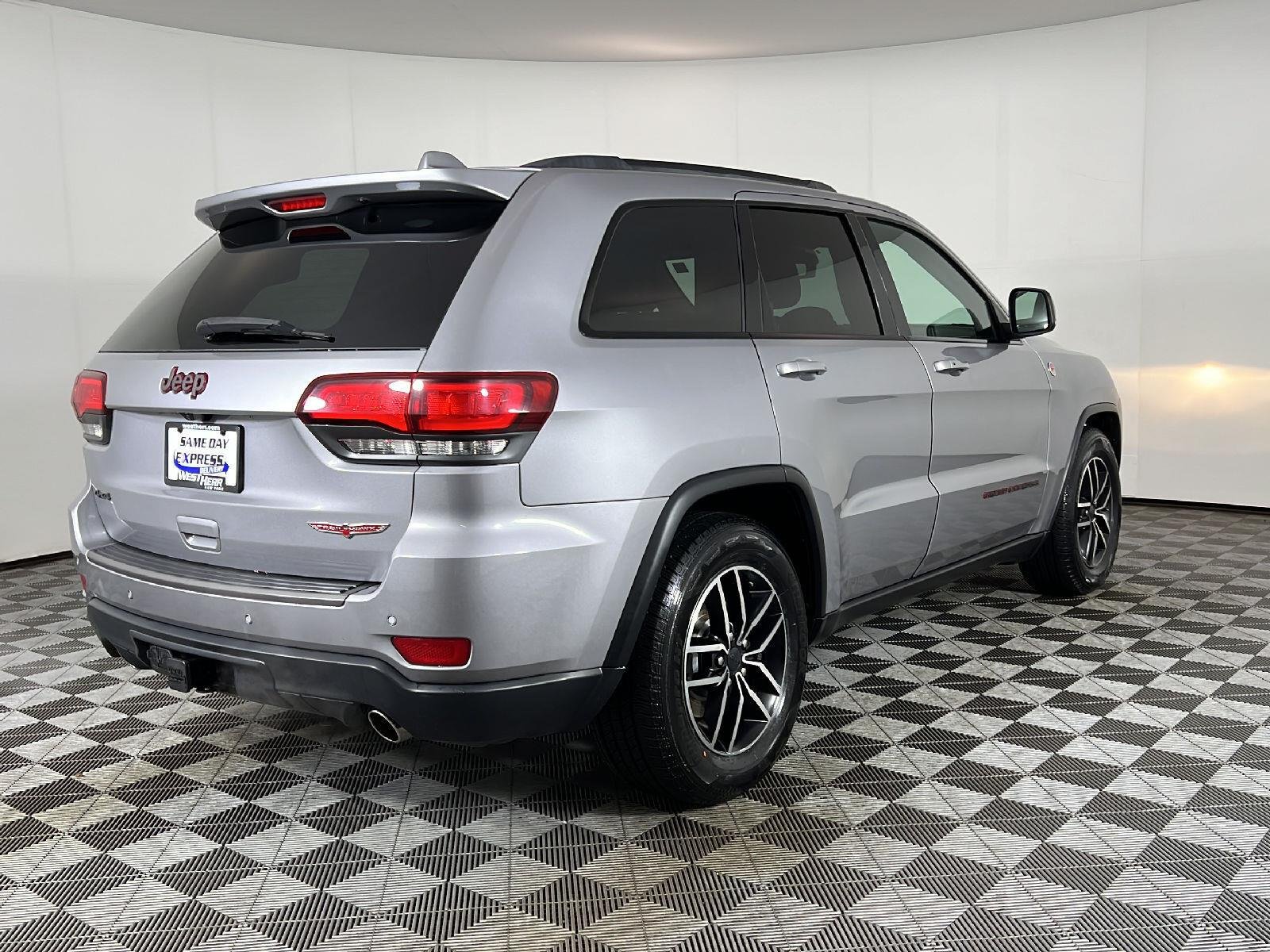 Used 2020 Billet Silver Metallic Clearcoat Jeep Trailhawk image 3