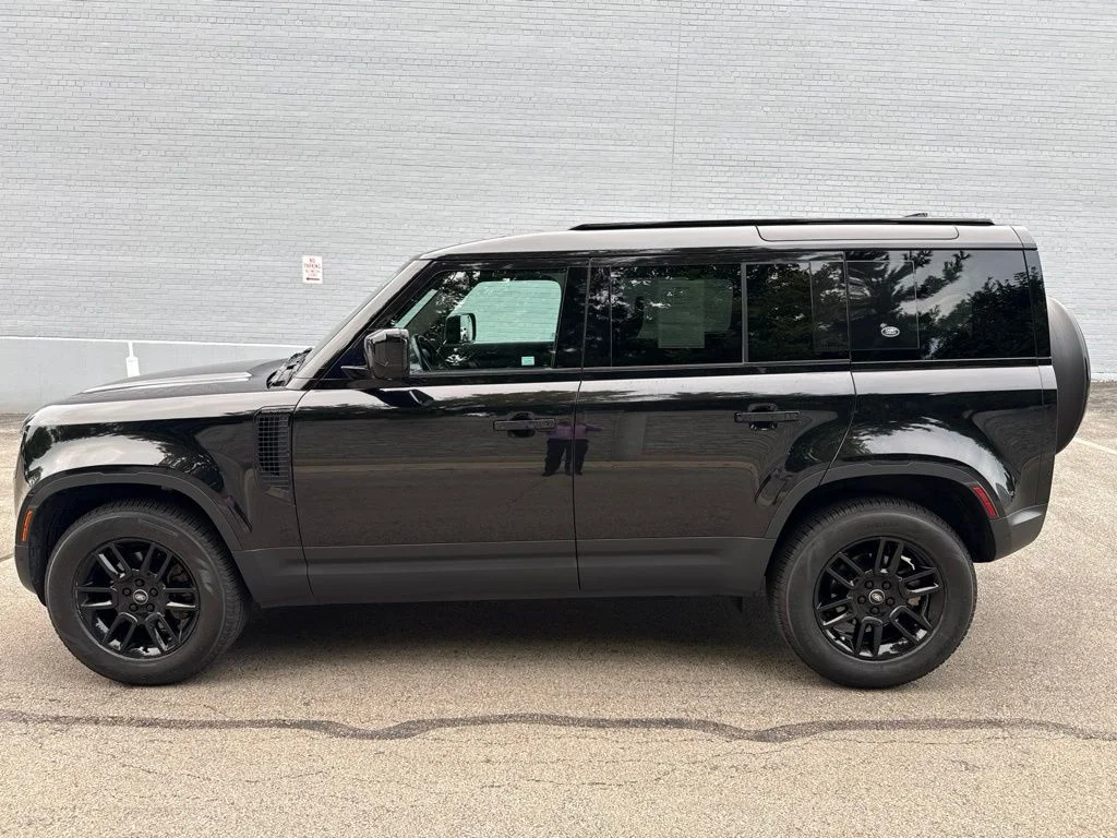 Used 2023 Black Land Rover S image 2