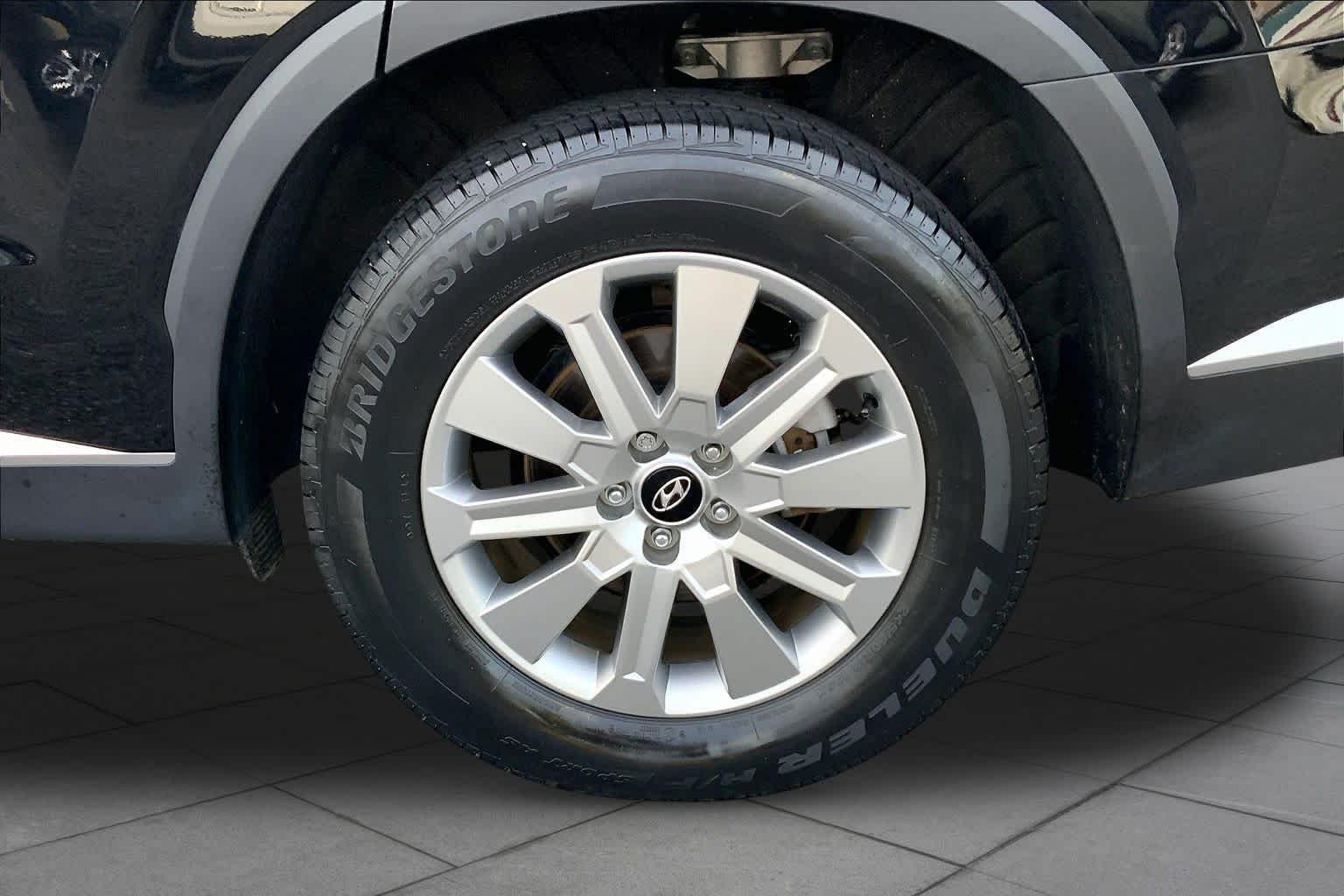 Used 2024 Abyss Black Pearl Hyundai SEL 7P image 10