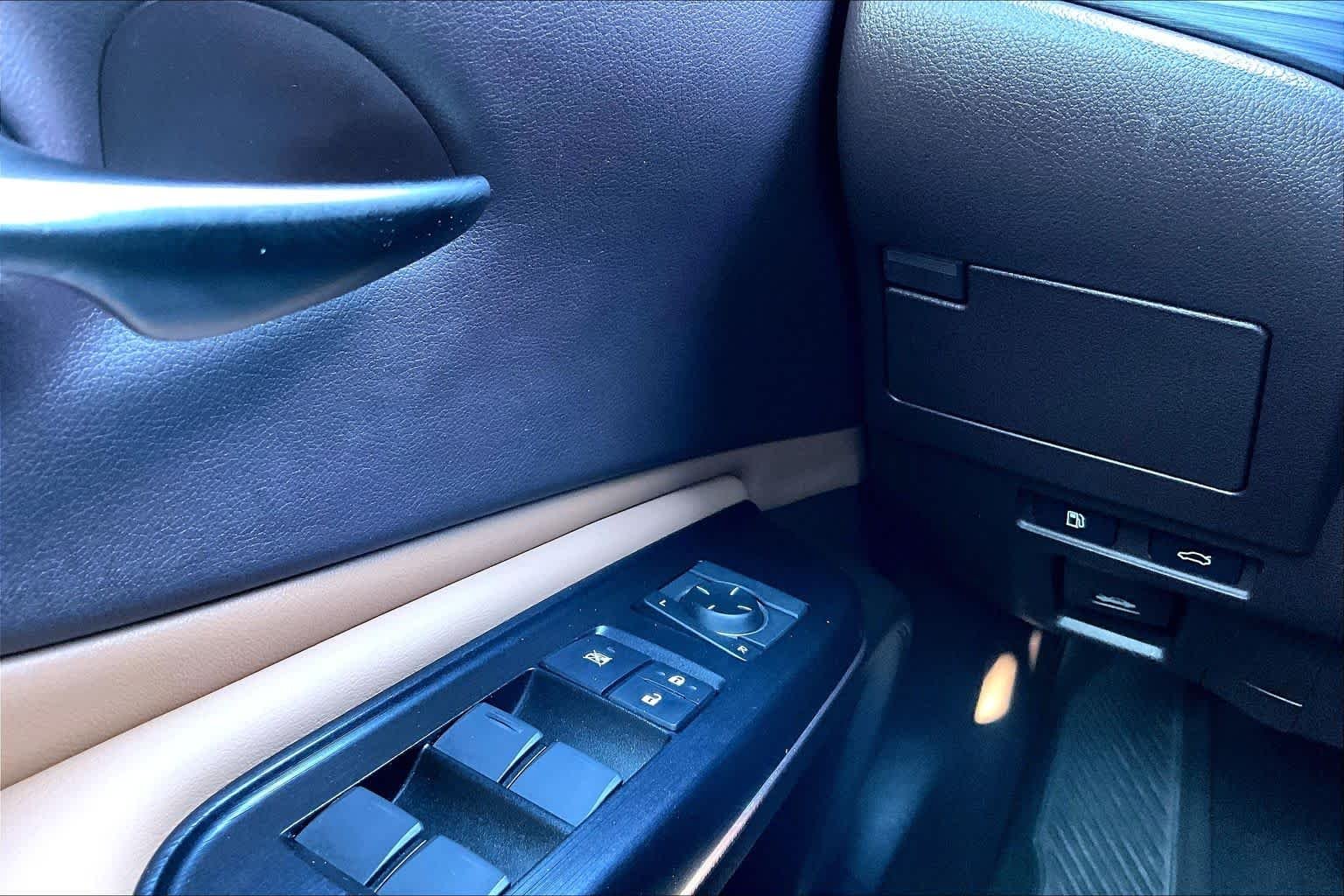 Used 2020 Eminent White Pearl Lexus  image 34
